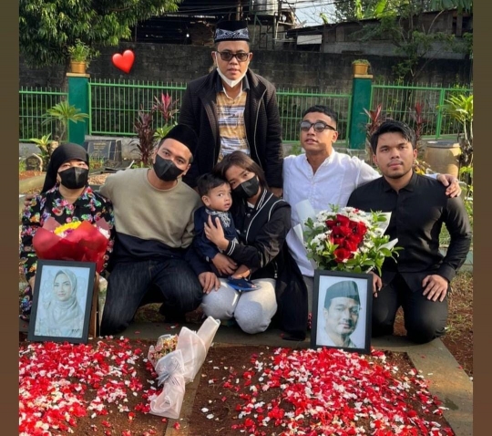 Potret Haji Faisal Bersama Keluarga Ziarah ke Makam Vanessa Angel dan Bibi Ardiansyah