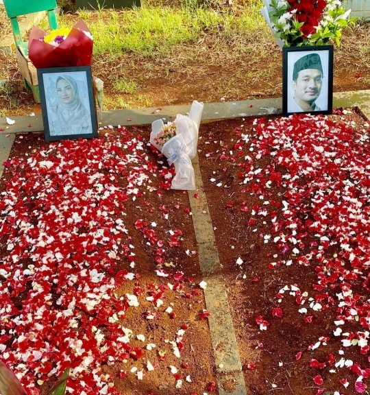 Potret Haji Faisal Bersama Keluarga Ziarah ke Makam Vanessa Angel dan Bibi Ardiansyah