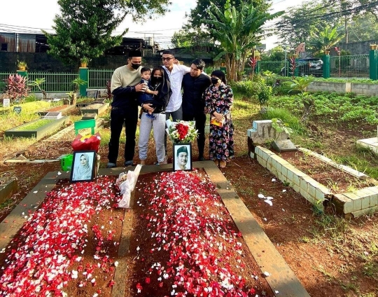 Potret Haji Faisal Bersama Keluarga Ziarah ke Makam Vanessa Angel dan Bibi Ardiansyah