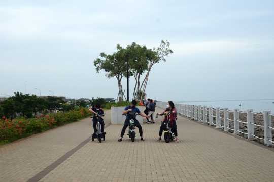 Menikmati Akhir Pekan di Pantai Maju Jakarta