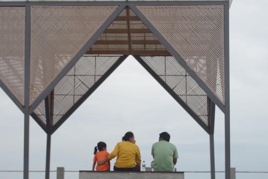 Menikmati Akhir Pekan di Pantai Maju Jakarta