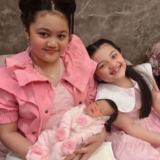 Jadi Aunty, Ini Potret Lucu Arsy dan Amora saat Gendong Baby Ameena Bikin Gemas