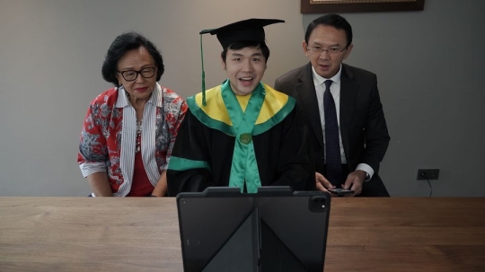 7 Potret Nicholas Sean Anak Ahok di Momen Wisuda, Lulus Fakultas Kedokteran UI