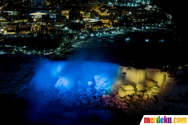 Foto : Keindahan Air Terjun Niagara Bersinar Warna Bendera Ukraina ...