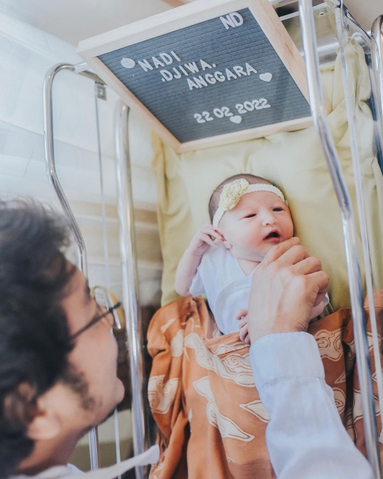 5 Potret Baby Djiwa Anak Nadine Chandrawinata Dapat Kejutan Saat Pulang, Unik & Gemas