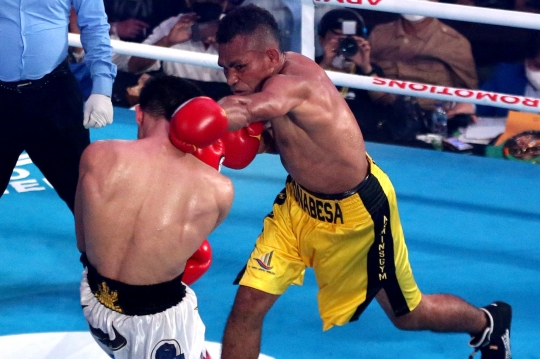 Aksi Tibo Monabesa Sukses Pertahankan Gelar WBC Usai Kalahkan Petinju Filipina