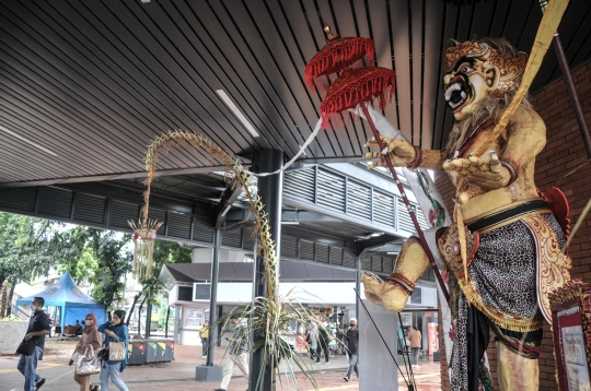 Sambut Nyepi, Patung Ogoh-Ogoh Hiasi Stasiun Tebet