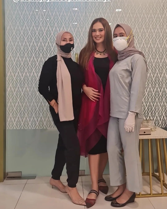 5 Potret Terbaru Catherine Wilson di Usia ke-41, Kembali Aktif di Dunia Model