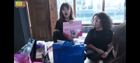 5 Potret Shafeea Unboxing Kado Ulang Tahun, Seru Bareng Keluarga dan Teman