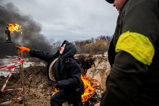 Lawan Rusia, Warga Ukraina Latihan Melempar Bom Molotov