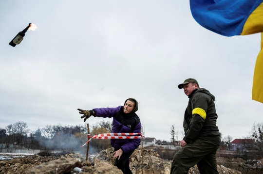 Lawan Rusia, Warga Ukraina Latihan Melempar Bom Molotov