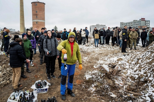 Lawan Rusia, Warga Ukraina Latihan Melempar Bom Molotov