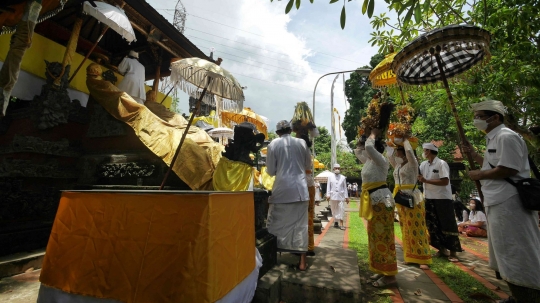 Suasana Upacara Tawur Agung Kesanga di Pura Aditya Jaya, Pulo Gadung