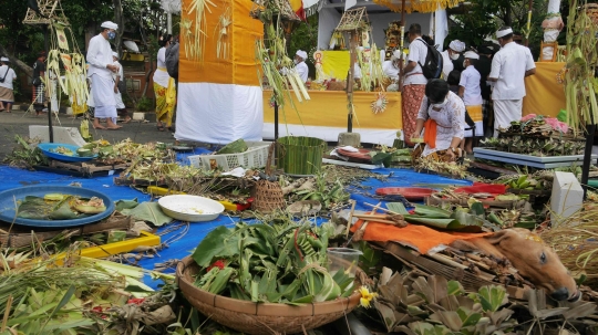 Suasana Upacara Tawur Agung Kesanga di Pura Aditya Jaya, Pulo Gadung