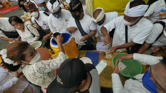 Suasana Upacara Tawur Agung Kesanga di Pura Aditya Jaya, Pulo Gadung