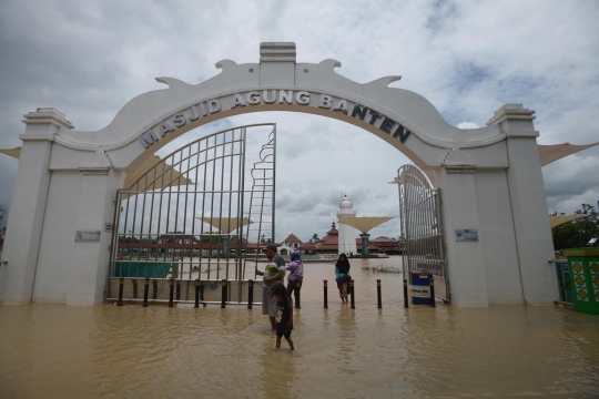 Kondisi Masjid Agung Banten Terendam Banjir