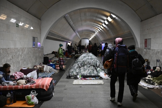 Potret Warga Ukraina Terpaksa Bertahan di Stasiun Bawah Tanah