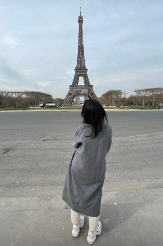 Potret Tyna Dwi Jayanti Liburan ke Paris, Gaya Kecenya Banyak Dipuji