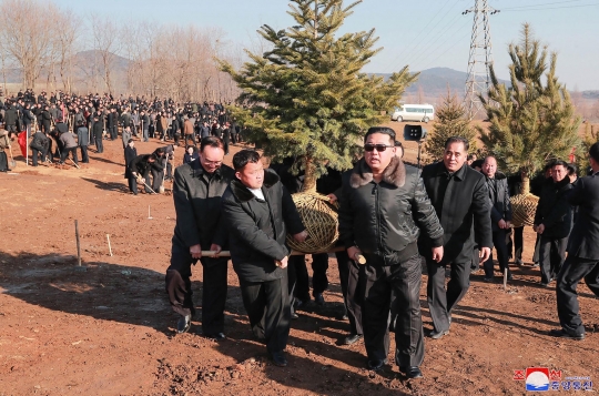 Gaya Kim Jong-un Berkacamata Hitam Saat Rayakan Hari Menanam Pohon