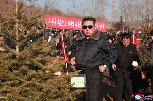 Gaya Kim Jong-un Berkacamata Hitam Saat Rayakan Hari Menanam Pohon