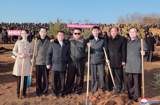 Gaya Kim Jong-un Berkacamata Hitam Saat Rayakan Hari Menanam Pohon