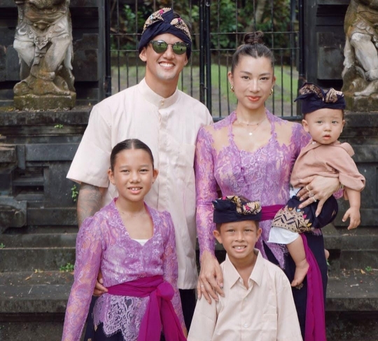 Potret Jennifer Bachdim dan Keluarga Pakai Baju Adat Bali di Hari Raya Nyepi