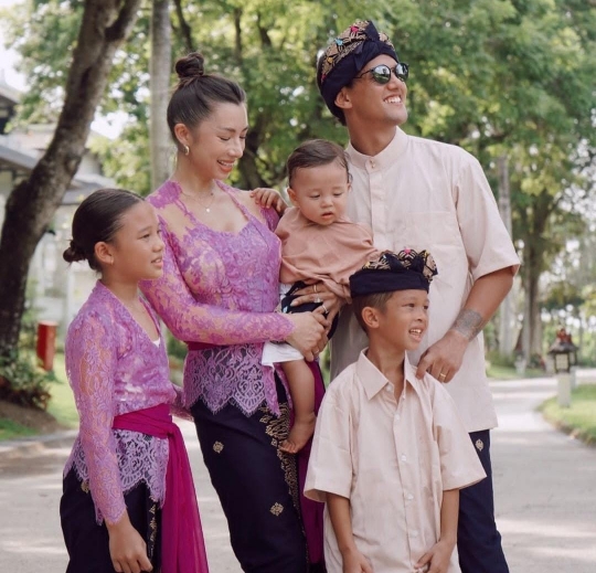Potret Jennifer Bachdim dan Keluarga Pakai Baju Adat Bali di Hari Raya Nyepi