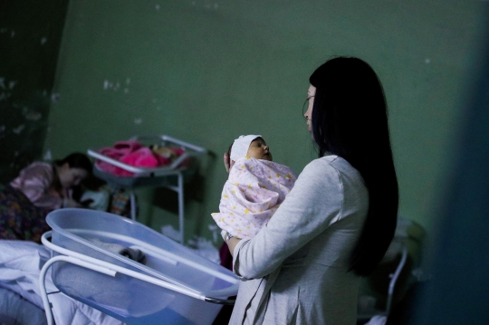 Menengok Bayi-Bayi Terlahir di Bawah Tanah Ukraina