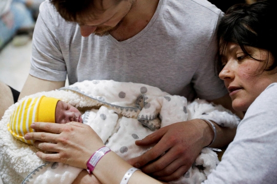 Menengok Bayi-Bayi Terlahir di Bawah Tanah Ukraina