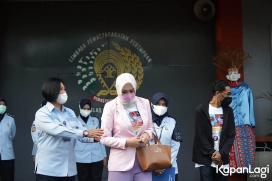 Tangis Angelina Sondakh Saat Bebas dari Penjara