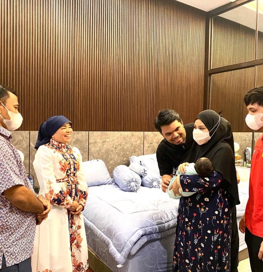 Momen Haji Faisal dan Istri Jenguk Anak Atta, Ini Potret Oma Gala Gendong Baby Ameena