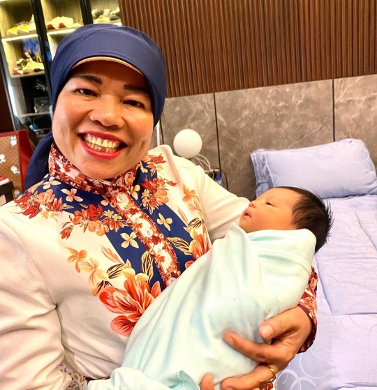 Momen Haji Faisal dan Istri Jenguk Anak Atta, Ini Potret Oma Gala Gendong Baby Ameena