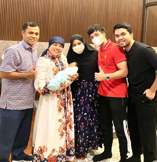 Momen Haji Faisal dan Istri Jenguk Anak Atta, Ini Potret Oma Gala Gendong Baby Ameena