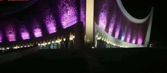 Melihat Lebih Dekat Kemegahan Masjid Raya Sumbar Malam Hari, Desain Terbaik Dunia