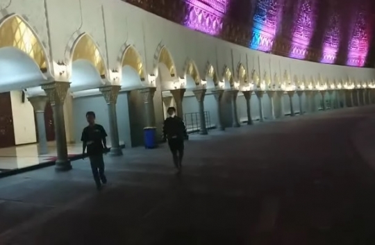 Melihat Lebih Dekat Kemegahan Masjid Raya Sumbar Malam Hari, Desain Terbaik Dunia