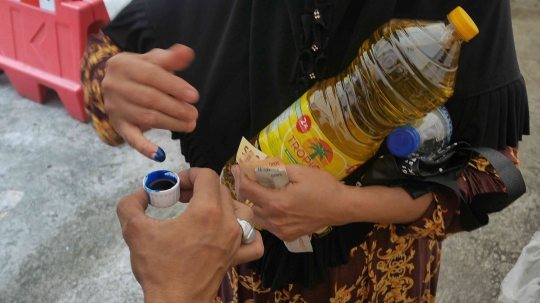 Warga Serbu Operasi Pasar Minyak Goreng di Polsek Tebet