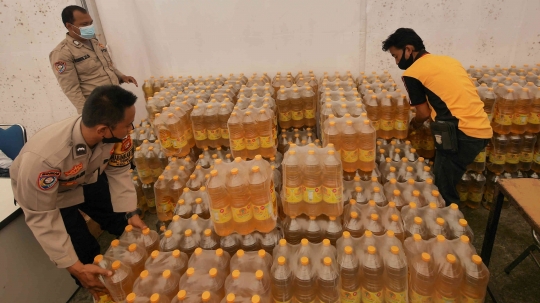Warga Serbu Operasi Pasar Minyak Goreng di Polsek Tebet