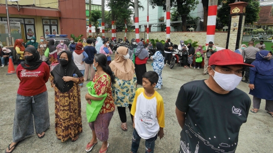 Warga Serbu Operasi Pasar Minyak Goreng di Polsek Tebet