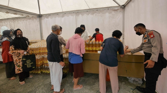 Warga Serbu Operasi Pasar Minyak Goreng di Polsek Tebet