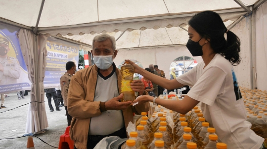 Warga Serbu Operasi Pasar Minyak Goreng di Polsek Tebet