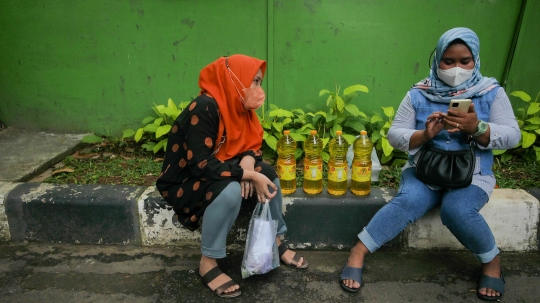 Warga Serbu Operasi Pasar Minyak Goreng di Polsek Tebet