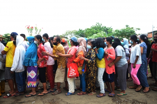 Antrean Warga Serbu Pembagian Beras dan Minyak Goreng di TPU Malaka