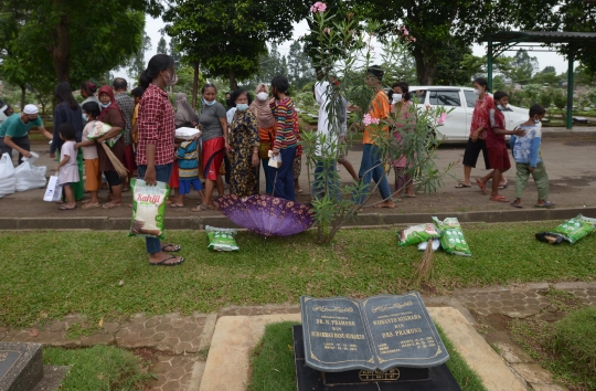 Antrean Warga Serbu Pembagian Beras dan Minyak Goreng di TPU Malaka