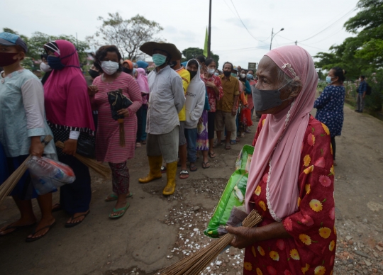 Antrean Warga Serbu Pembagian Beras dan Minyak Goreng di TPU Malaka