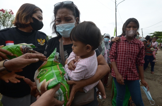 Antrean Warga Serbu Pembagian Beras dan Minyak Goreng di TPU Malaka