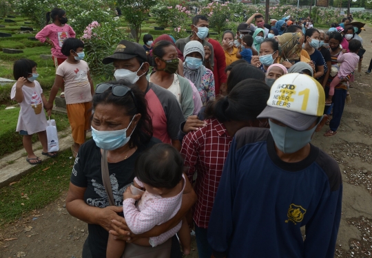 Antrean Warga Serbu Pembagian Beras dan Minyak Goreng di TPU Malaka