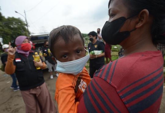 Antrean Warga Serbu Pembagian Beras dan Minyak Goreng di TPU Malaka