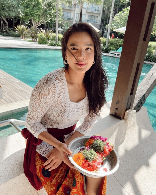 Potret Cantik Alice Norin Kenakan Pakaian Adat Bali, Penampilannya Mencuri Perhatian