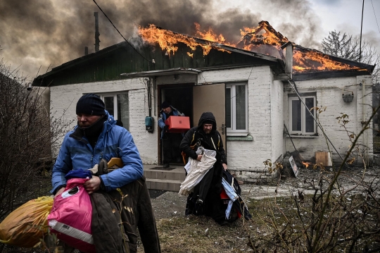 Tangis Warga Ukraina Rumahnya Dihantam Rudal