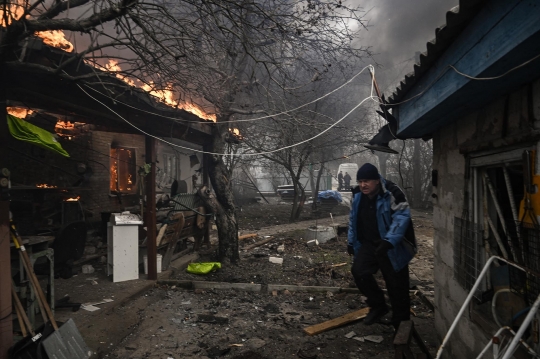 Tangis Warga Ukraina Rumahnya Dihantam Rudal